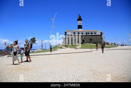 salvador, bahia, brasile - 28 febbraio 2022: Persona che cammina lungo il forte di Santo Antonio, popolarmente conosciuto come Farol da barra nella città di Salvador. Foto Stock