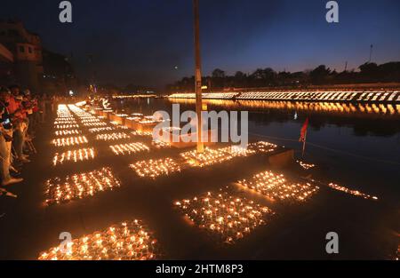 Ujjain, India. 01st Mar 2022. Lampade di terra illuminate dai devoti sulle rive del fiume santo Kshipra per stabilire un nuovo record mondiale di illuminazione 2,1million lampade in occasione del festival Maha Shivratri. Il governo dello Stato di Madhya Pradesh sta cercando di creare un nuovo record nel Guinness Book illuminando 2,1 milioni di lampade in terra nella città Santa infrangendo il record precedente di 9, 45.600 lampade ad Ayodhya in occasione di Diwali. (Foto di Sanjeev Gupta/SOPA Images/Sipa USA) Credit: Sipa USA/Alamy Live News Foto Stock