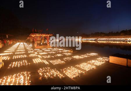 Ujjain, India. 01st Mar 2022. Lampade di terra illuminate dai devoti sulle rive del fiume santo Kshipra per stabilire un nuovo record mondiale di illuminazione 2,1million lampade in occasione del festival Maha Shivratri. Il governo dello Stato di Madhya Pradesh sta cercando di creare un nuovo record nel Guinness Book illuminando 2,1 milioni di lampade in terra nella città Santa infrangendo il record precedente di 9, 45.600 lampade ad Ayodhya in occasione di Diwali. (Foto di Sanjeev Gupta/SOPA Images/Sipa USA) Credit: Sipa USA/Alamy Live News Foto Stock