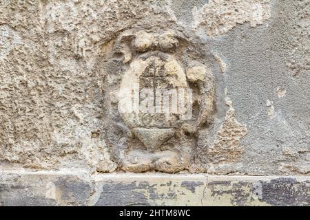 Vecchio stemma (1640 ?) Sul muro di un edificio d'epoca, Ujteleki utca, Sopron, Ungheria Foto Stock