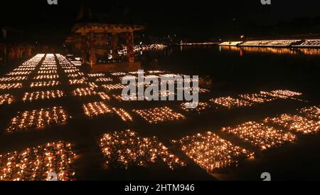 Ujjain, India. 01st Mar 2022. Lampade di terra illuminate dai devoti sulle rive del fiume santo Kshipra per stabilire un nuovo record mondiale di illuminazione 2,1million lampade in occasione del festival Maha Shivratri. Il governo dello Stato di Madhya Pradesh sta cercando di creare un nuovo record nel Guinness Book illuminando 2,1 milioni di lampade in terra nella città Santa infrangendo il record precedente di 9, 45.600 lampade ad Ayodhya in occasione di Diwali. (Foto di Sanjeev Gupta/SOPA Images/Sipa USA) Credit: Sipa USA/Alamy Live News Foto Stock