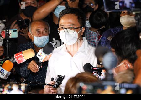 Bangkok, Tailandia. 28th Feb 2022. Arnon Nampa, Avvocato per i diritti umani e leader del Gruppo Ratsadon, è stato rilasciato su cauzione dopo 201 giorni di carcere per una maestà lese a Bangkok, in Thailandia, il 28 febbraio 2022. Dal 11 agosto 2021, con la madre di Arnon e i dimostranti in attesa di essere rilasciato di fronte alla prigione di Bangkok Remand. (Foto di Adirach Toumlamoon/Pacific Press/Sipa USA) Credit: Sipa USA/Alamy Live News Foto Stock