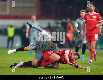 Berlino, Germania, 2 marzo 2022: Paul Jaeckel dell'Unione di Berlino e Daniel-Koi¬ Kyereh del FC St Pauli durante l'Unione Berlino contro FC St Pauli, Coppa di Germania, a Stadion an der Alten FÃ¶rsterei. Prezzo Kim/CSM. Foto Stock