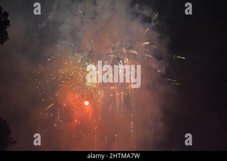 Una splendida vista dei fuochi d'artificio universali di Singapore Foto Stock