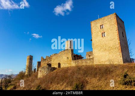 Passeggiata primaverile intorno alle rovine del castello di Brandeburgo nella splendida valle di Werra - Lauchroeden - Turingia Foto Stock