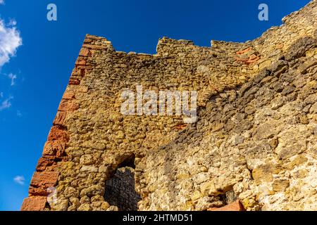 Passeggiata primaverile intorno alle rovine del castello di Brandeburgo nella splendida valle di Werra - Lauchroeden - Turingia Foto Stock