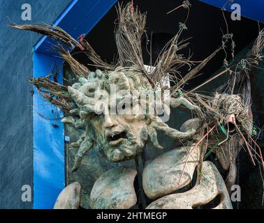 Colpo di testa della scultura dell'uomo verde in piedi alto presso la fabbrica di Custard, Digbeth. Una vivace area d'arte e di intrattenimento all'interno di Birmingham. Foto Stock