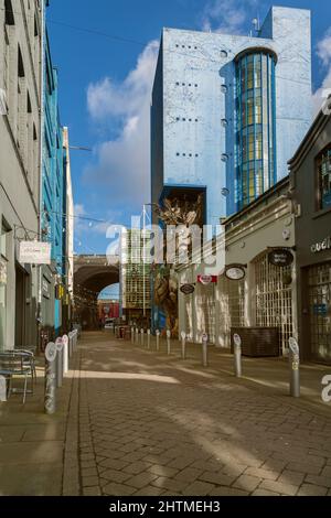 La statua dell'uomo Verde si trova di fronte al cortile della fabbrica di Custard a Deritend. Una vivace area d'arte e di intrattenimento a Birmingham, Regno Unito. Foto Stock