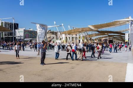 Milano, Italia - 24 settembre 2015: Persone in visita all'Expo Milano 2015, una mostra sui problemi della nutrizione e le risorse del nostro pianeta. Foto Stock