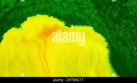 Miscelazione di vernici acide. Riprese in stock. Gli inchiostri acidi brillanti di colori diversi vengono miscelati in corrente sulla superficie del liquido. Vernici acide e spesse creano patte Foto Stock