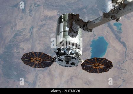 Stazione spaziale Internazionale, ORBITA TERRESTRE. 21 Febbraio, 2022. La navicella spaziale Northrop Grumman Cygnus con i pannelli solari a forma di cembalo distinti, è afflitto dal braccio robotico del Canadarm2 azionato dall'astronauta della NASA Raja Chari per l'attracco alla Stazione spaziale Internazionale, il 21 febbraio 2022 a Earth Orbit. Credit: NASA/NASA/Alamy Live News Foto Stock