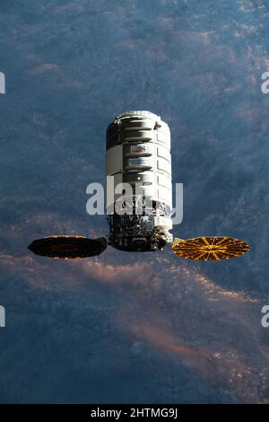 Stazione spaziale Internazionale, ORBITA TERRESTRE. 22 Febbraio, 2021. La navicella spaziale Northrop Grumman Cygnus con i pannelli solari a forma di cembalo, si avvicina alla Stazione spaziale Internazionale per l'attracco, 21 febbraio 2022 a Earth Orbit. Credit: NASA/NASA/Alamy Live News Foto Stock