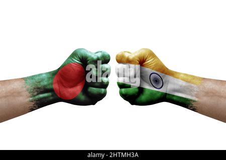 Due mani si pugno l'una all'altra su sfondo bianco. Le bandiere di paese hanno dipinto i pugni, concetto di crisi di conflitto tra bangladesh e india Foto Stock