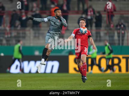 Berlino, Germania, 2 marzo 2022: Daniel-Koi¬ Kyereh del FC St Pauli e Paul Jaeckel dell'Unione di Berlino durante l'Unione Berlino contro FC St. Pauli, Coppa di Germania, a Stadion an der Alten FÃ¶rsterei. Prezzo Kim/CSM. Foto Stock