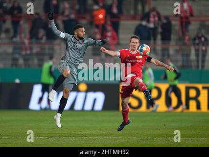 Berlino, Germania, 2 marzo 2022: Daniel-Koi¬ Kyereh del FC St Pauli e Paul Jaeckel dell'Unione di Berlino durante l'Unione Berlino contro FC St. Pauli, Coppa di Germania, a Stadion an der Alten FÃ¶rsterei. Prezzo Kim/CSM. Foto Stock