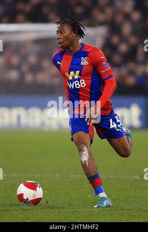 Londra, Regno Unito. 01st Mar 2022. Tayo Adaramola del Palazzo di Cristallo in azione durante il gioco. Emirates fa Cup, partita a 5th, Crystal Palace / Stoke City allo stadio Selhurst Park di Londra martedì 1st marzo 2022. Questa immagine può essere utilizzata solo per scopi editoriali. Solo per uso editoriale, licenza richiesta per uso commerciale. Nessun uso in scommesse, giochi o un singolo club/campionato/player pubblicazioni. pic di Steffan Bowen/Andrew Orchard sport fotografia/Alamy Live news credito: Andrew Orchard sport fotografia/Alamy Live News Foto Stock