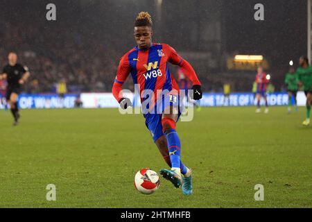 Londra, Regno Unito. 01st Mar 2022. Wilfried Zaha del Palazzo di Cristallo in azione durante il gioco. Emirates fa Cup, partita a 5th, Crystal Palace / Stoke City allo stadio Selhurst Park di Londra martedì 1st marzo 2022. Questa immagine può essere utilizzata solo per scopi editoriali. Solo per uso editoriale, licenza richiesta per uso commerciale. Nessun uso in scommesse, giochi o un singolo club/campionato/player pubblicazioni. pic di Steffan Bowen/Andrew Orchard sport fotografia/Alamy Live news credito: Andrew Orchard sport fotografia/Alamy Live News Foto Stock