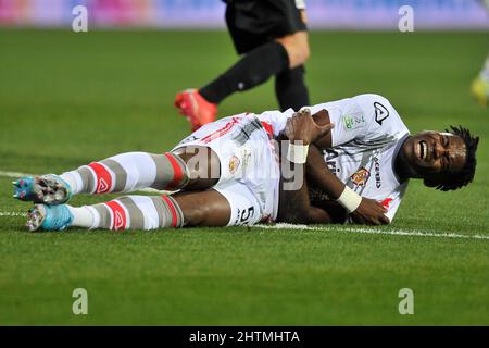 Benevento, Italia. 01st Mar 2022. Memeh okoli giocatore di Cremonese, durante la partita del Campionato italiano serieB tra Benevento e Cremonese, risultato finale Benevento 1, Cremonese 1. Partita disputata allo stadio Ciro Vigorito. Benevento, Italia, 01 marzo 2022. (Foto di Vincenzo Izzo/Sipa USA) Credit: Sipa USA/Alamy Live News Foto Stock