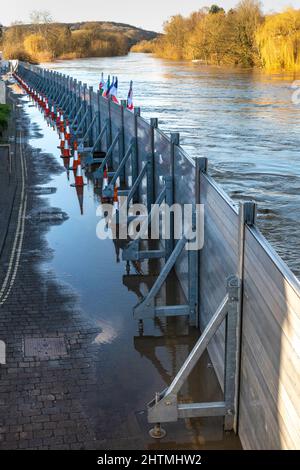 A causa del cambiamento climatico e del riscaldamento globale, emergenza inondazioni difese messe in atto, per proteggere le case e le imprese vicino al fiume severn, torrenti di w Foto Stock