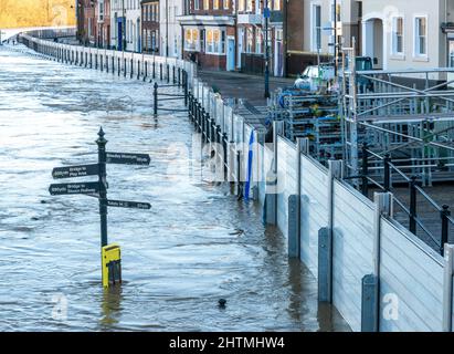 A causa del cambiamento climatico e del riscaldamento globale, emergenza inondazioni difese messe in atto, per proteggere le case e le imprese vicino al fiume severn, torrenti di w Foto Stock