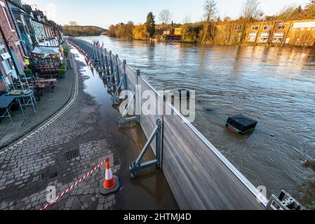 A causa del cambiamento climatico e del riscaldamento globale, emergenza inondazioni difese messe in atto, per proteggere le case e le imprese vicino al fiume severn, torrenti di w Foto Stock