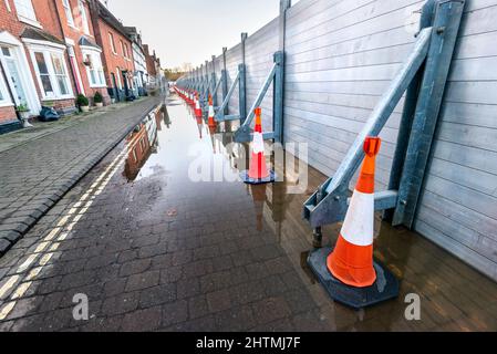 A causa del cambiamento climatico e del riscaldamento globale, emergenza inondazioni difese messe in atto, per proteggere le case e le imprese vicino al fiume severn, torrenti di w Foto Stock