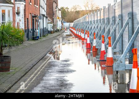 A causa del cambiamento climatico e del riscaldamento globale, emergenza inondazioni difese messe in atto, per proteggere le case e le imprese vicino al fiume severn, torrenti di w Foto Stock