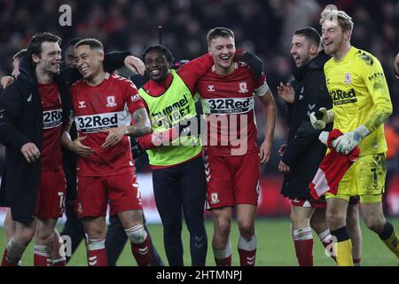 MIDDLESBROUGH, REGNO UNITO. MAR 1st i giocatori di Middlesbrough festeggiano dopo la partita della fa Cup Fifth Round tra Middlesbrough e Tottenham Hotspur al Riverside Stadium di Middlesbrough martedì 1st marzo 2022. (Credit: Mark Fletcher | MI News) Credit: MI News & Sport /Alamy Live News Foto Stock