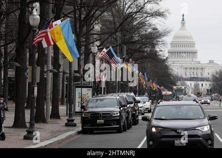 Washington, Stati Uniti. 01st Mar 2022. Le bandiere ucraine sono viste sollevate vicino alle bandiere americane lungo la Pennsylvania Av a sostegno del popolo ucraino di fronte all'International Trump Hotel a Washington. Credit: SOPA Images Limited/Alamy Live News Foto Stock