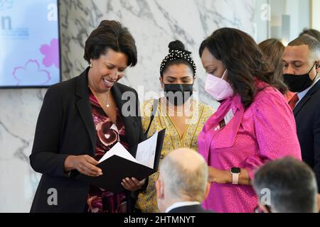 Washington, Stati Uniti. 01st Mar 2022. Il sindaco di DC Muriel Bowser arriva a parlare del National Cherry Blossom Festival che sarà di persona durante una conferenza stampa al National Park Service di Washington. Credit: SOPA Images Limited/Alamy Live News Foto Stock