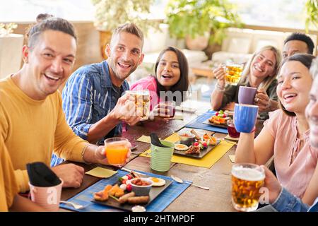 Buon gruppo di amici che prendono selfie bere birra al bar birreria. Concetto di comunità sui giovani che si divertono e si divertono insieme. Foto Stock