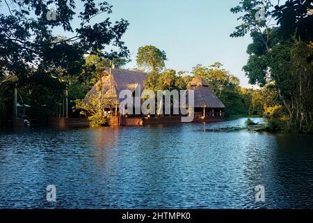 Tetto di paglia a casa sul Rio Dulce, Guatemala Foto Stock