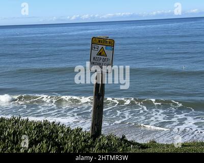 Un cartello segnala la presenza di scogliere instabili vicino al sentiero costiero di Half Moon Bay, un sentiero costiero lungo la scogliera accanto all'Oceano Pacifico a Half Moon Bay, California, 2 gennaio 2022. Foto di cortesia Sftm. Foto Stock