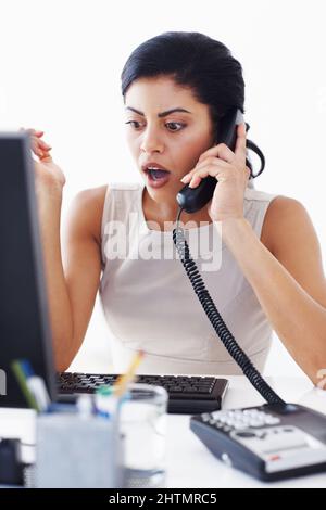 Rappresentante del servizio clienti scioccato. Attraente operatore di call center femminile scioccato. Foto Stock