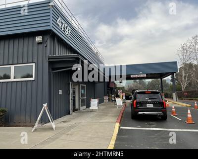 Le auto si sollevano verso un centro di raccolta rifiuti pericolosi a Contra Costa County, Martinez, California, 15 gennaio 2022. Foto Stock