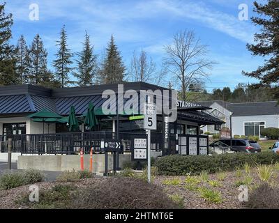 Le auto si allineano a un percorso Starbucks a Martinez, California, 31 gennaio 2022. Foto di cortesia Sftm. Foto Stock