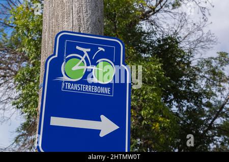 Transterrebonne bike Route segno di direzione attaccato a palo di legno, Terrebonne, Quebec, Canada. Foto Stock