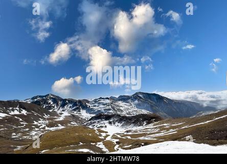 Paesaggio montano nevoso in primavera scongelamento con le montagne con alcuni resti di neve invernale, Boi Taull stazione invernale, Lleida, Spagna Foto Stock