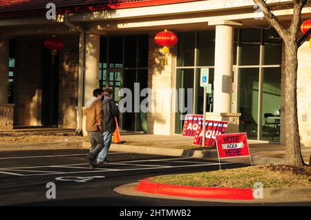 Austin, Stati Uniti. 1st Mar 2022. Gli elettori arrivano in un seggio elettorale per le elezioni primarie del Texas 2022 ad Austin, Texas, Stati Uniti, il 1 marzo 2022. Gli elettori del secondo stato più popoloso degli Stati Uniti del Texas si stanno dirigendo alle urne martedì, dando il via alla prima primaria della stagione elettorale di medio termine del paese del 2022. Credit: Bo Lee/Xinhua/Alamy Live News Foto Stock