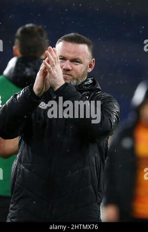 Cardiff, Regno Unito. 01st Mar 2022. Wayne Rooney, il direttore della Derby County applaudisce i fan di Derby dopo la partita, EFL Skybet Championship Match, Cardiff City / Derby County al Cardiff City Stadium di Cardiff, Galles, martedì 1st marzo 2022. Questa immagine può essere utilizzata solo per scopi editoriali. Solo per uso editoriale, licenza richiesta per uso commerciale. Nessun uso in scommesse, giochi o un singolo club/campionato/player pubblicazioni. pic di Andrew Orchard/Andrew Orchard sport fotografia/Alamy Live news credito: Andrew Orchard sport fotografia/Alamy Live News Foto Stock