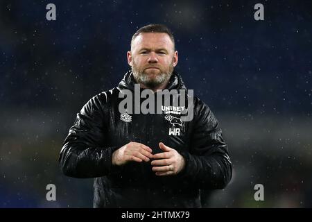 Cardiff, Regno Unito. 01st Mar 2022. Wayne Rooney, il direttore della Derby County applaudisce i fan di Derby dopo la partita, EFL Skybet Championship Match, Cardiff City / Derby County al Cardiff City Stadium di Cardiff, Galles, martedì 1st marzo 2022. Questa immagine può essere utilizzata solo per scopi editoriali. Solo per uso editoriale, licenza richiesta per uso commerciale. Nessun uso in scommesse, giochi o un singolo club/campionato/player pubblicazioni. pic di Andrew Orchard/Andrew Orchard sport fotografia/Alamy Live news credito: Andrew Orchard sport fotografia/Alamy Live News Foto Stock