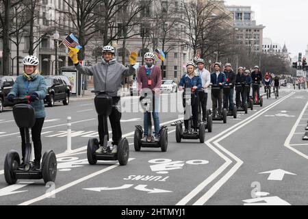 1 marzo 2022, Washington, Dastric of Columbia, USA: Le bandiere ucraine sono viste lungo la Pennsylvania Av a sostegno della gente ucraina, oggi il 01 marzo 2022 davanti all'International Trump Hotel a Washington DC, USA. (Credit Image: © Lenin Nolly/ZUMA Press Wire) Foto Stock