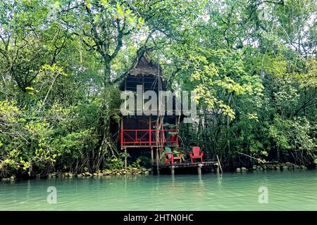 Tetto di paglia a casa sul Rio Dulce, Guatemala Foto Stock