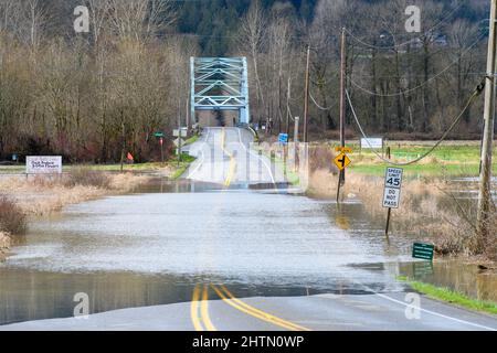 Duvall, WA, USA - 01 marzo 2022; allagò NE 124th St a Carnazione dopo che il fiume Snoqualmie salì a seguito di forti piogge. T Foto Stock