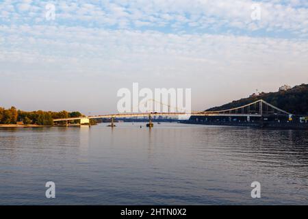 Park Bridge (ponte Parkovyi), una popolare passerella che attraversa il fiume Dnieper (Dnipro) dal distretto di Podil di Kiev (Kiev), capitale dell'Ucraina Foto Stock