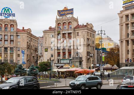 Tipica architettura russa stalinista neoclassica di edifici intorno a Piazza Indipendenza, Maidan Nezalezhnosti, centro di Kiev, Ucraina: McDonalds Foto Stock