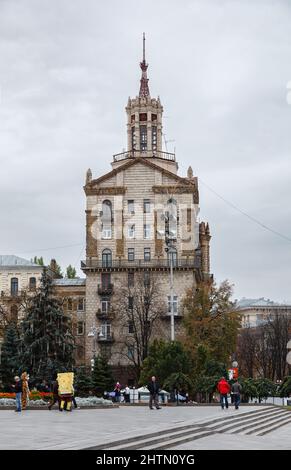 Tipica architettura russa stalinista neoclassica se edifici intorno a Piazza Indipendenza, Maidan Nezalezhnosti, nel centro di Kiev, Ucraina Foto Stock