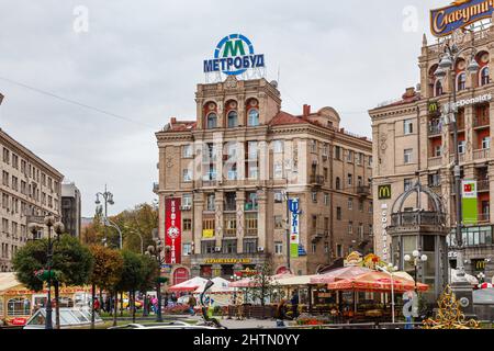 Tipica architettura stalinista russa neoclassica di edifici intorno a Piazza Indipendenza, Maidan Nezalezhnosti, nel centro di Kiev, Ucraina: Metrobod Foto Stock