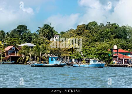 Vecchie barche nella comunità Garifuna di Livingston, Guatemala Foto Stock