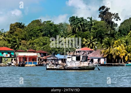 Vecchie barche nella comunità Garifuna di Livingston, Guatemala Foto Stock